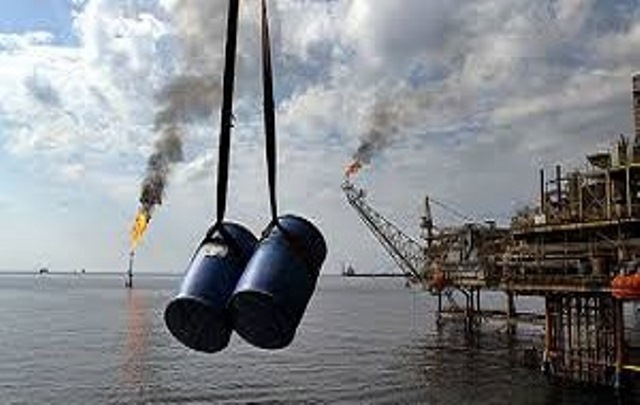 آلودگی نفتی جزیره خارک جمع‌آوری شده است